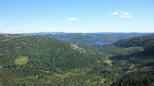 Utsikt mot Tveitli, Øvre Skjeggedal og Bjårvatn. Storliheia i Åmli i horisonten.