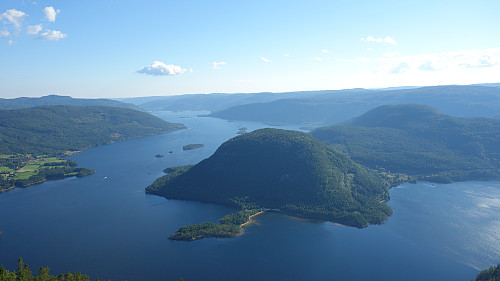 Meget flott utsikt til Byglandsfjorden fra toppen.