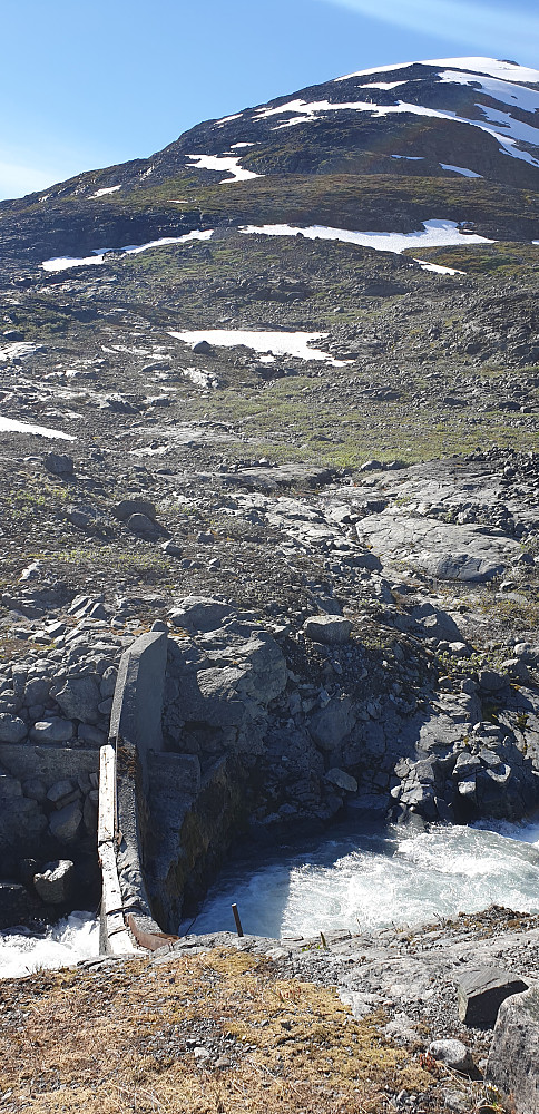 "Bro" over Storbreagrove. Følg stien oppover fra parkeringen ca. 1 km på 1265 moh. "Broa" er til høyre for første kul. 