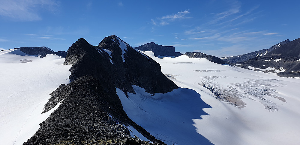 Mot dagens siste topp; Styggehøe V2. Nørdre Bukkeholstindene får bli en annen gang. Bukkehøe til høyre, og helt til høyre ser man majestetiske Skardstinden. 
