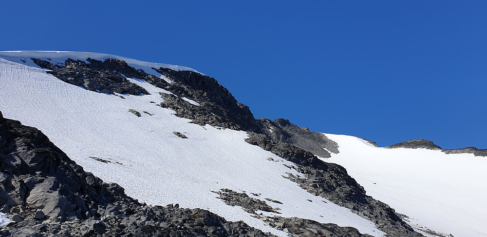 Oppe på "Hylla". Alternativ rute er oppover breen, oppå ryggen og videre med lett klyving på slutten opp til Ø2.