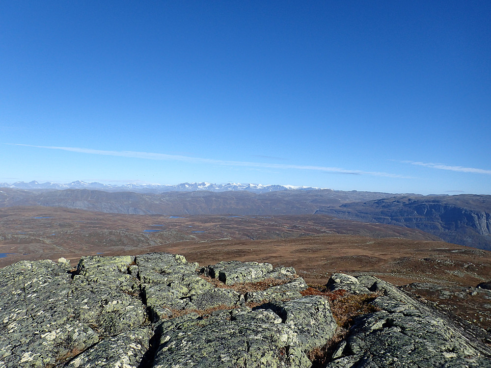 Tatt fra toppen av Vardhovdtinden 1546 moh. Blant annet Uranostind kan sees i bakgrunnen