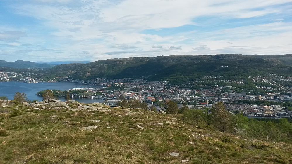 Damsgårdsfjellet med utsikt utover Bergen