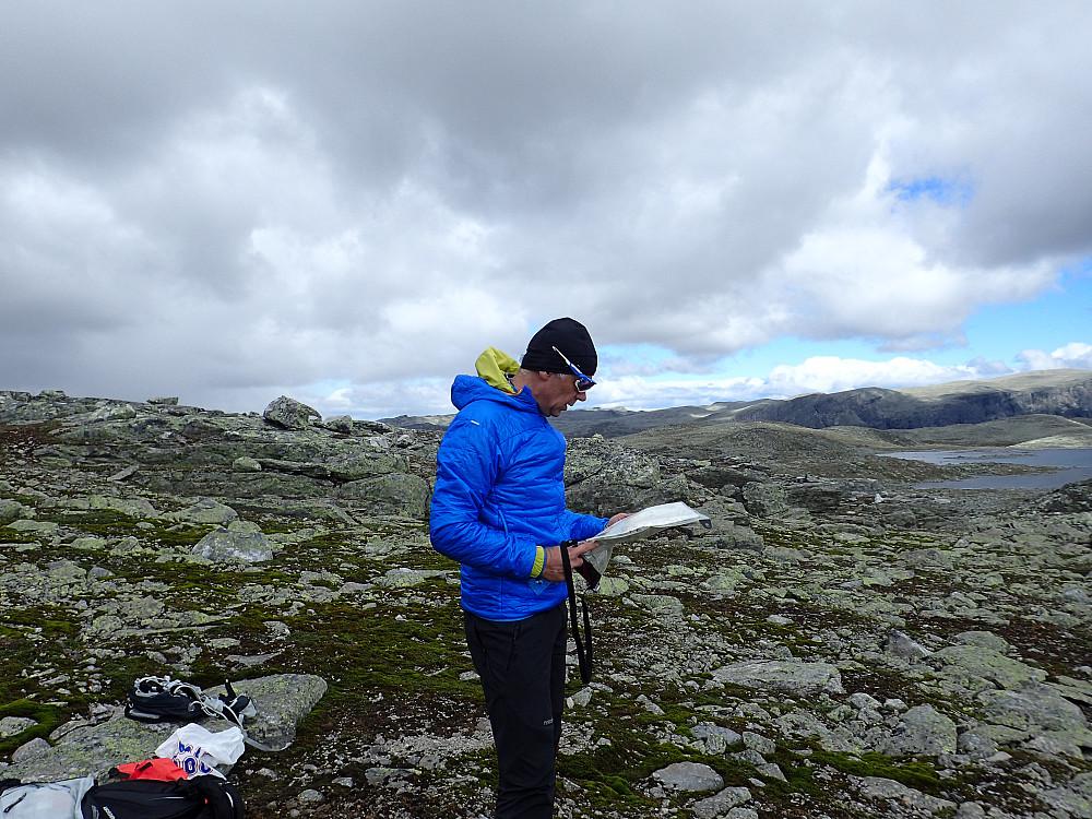 En liten pause igjen for orientering og en matbit, ikke langt igjen til Skyrifjellet nå.
