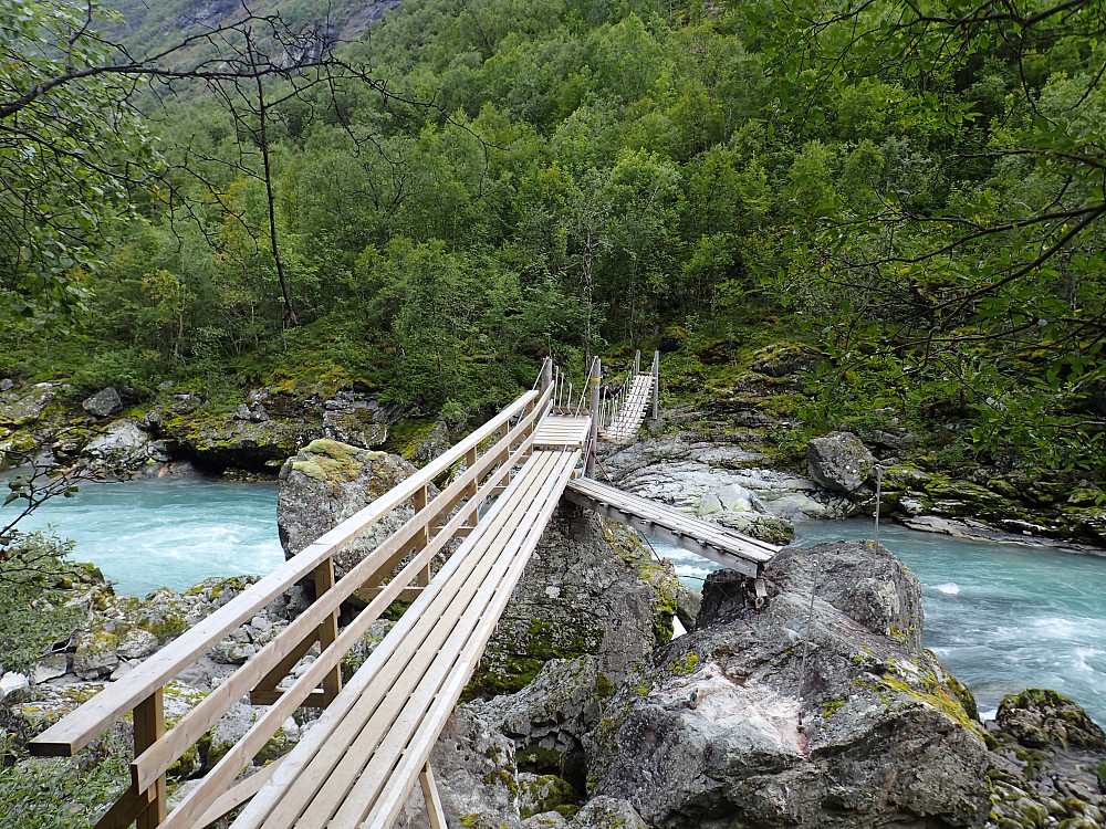 Broen som må krysses for å komme seg inn til Stølsmaradalen