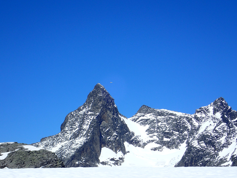Flott utsikt mot - Storen, som her ligner voldsomt på Matterhorn. En kan også skimte et helikopter til høyre for toppen, mener det plukket opp en person fra toppen