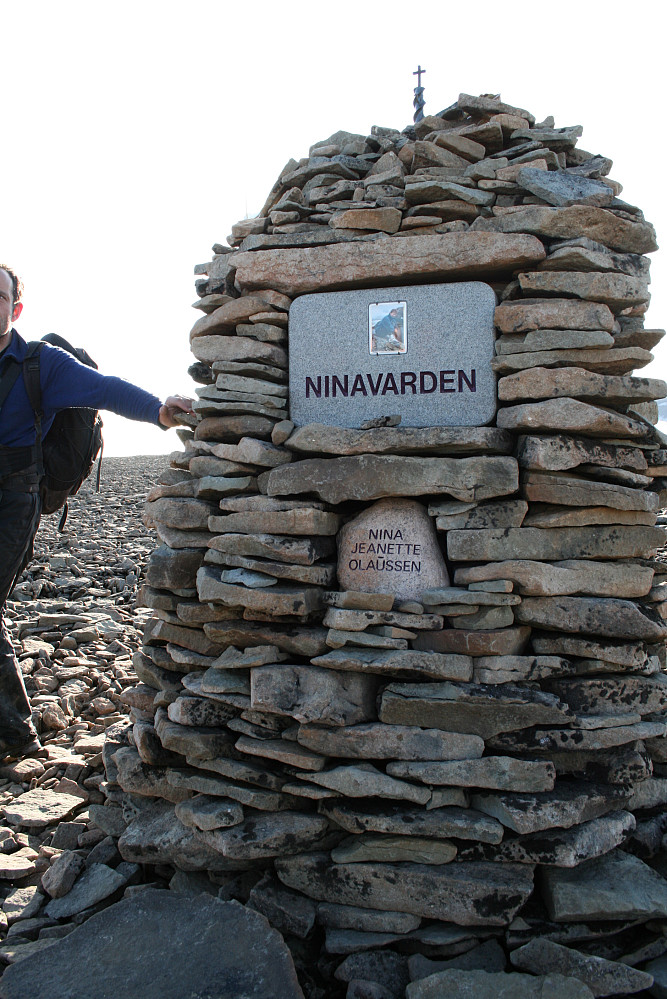 Ninavarden - Ble reist til minne om en jente som ble angrepet og drept av isbjørn på Platåberget i 1995. Hun var på tur sammen med en venninne.