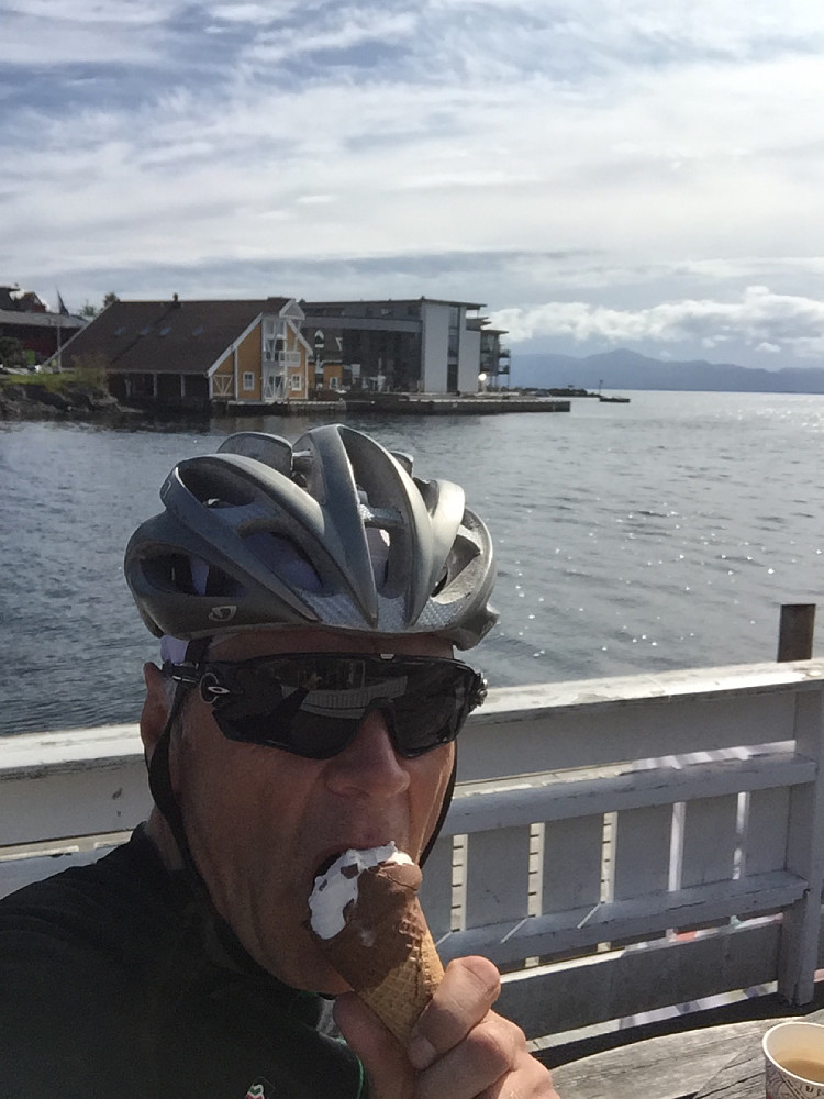 Pit stop på Os - kaffe og is