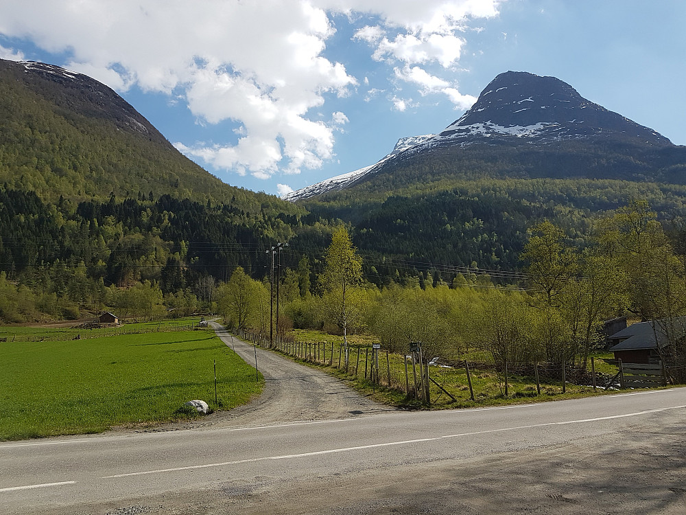 Skåla i bakgrunnen - Ikke mye snø her nede.