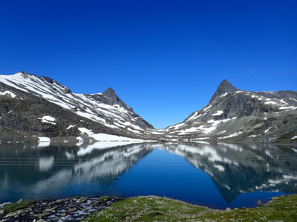 Drømmedag i Koldedalen: Falketind og Hjelledalstinden bader i sol.