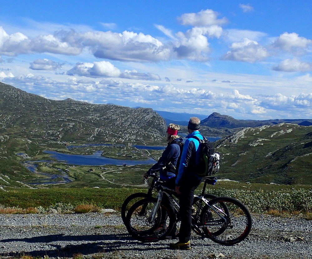På vei ned fra demningen mot bilen. 