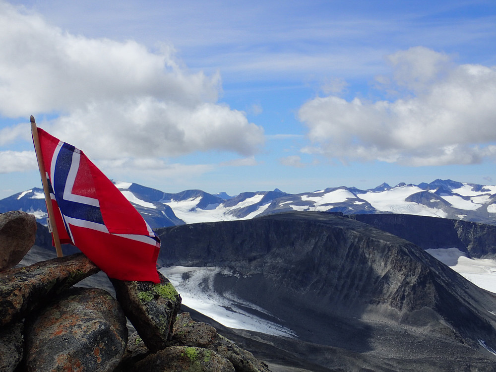 Toppen av Stornubben - her stod det igjen et norsk flagg i varden - passet perfekt på en dag som dette!