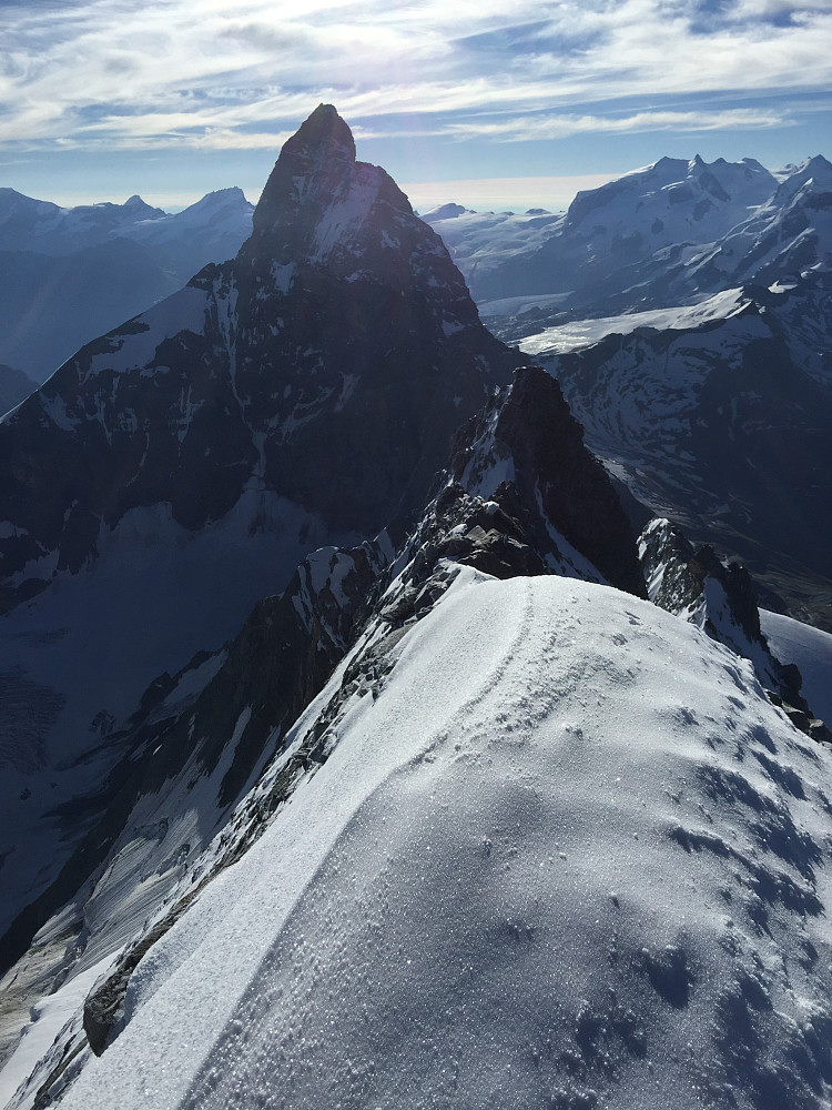 Toppen av Dent d`Herens med utsikt mot Matterhorn og "Liongrat" ruten