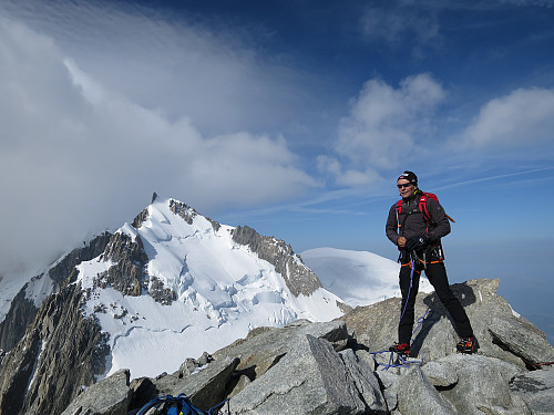 Toppen av Mont Blanc Tacul med Mont Maudit i bakgrunnen.