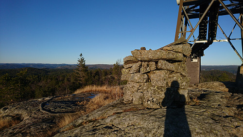 Toppen med mast og varde