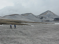 Fortsatt mye snø i terrenger, gråfargen på snøen skyldes vulkanutbruddet på Eyafjelljøkulen sommeren før 