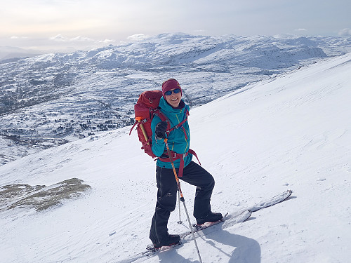 Silje med Tveitakvitingen i bakgrunn