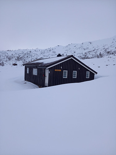 Middalsbu. Hadde booket sikringsbua. Den var godt egnet for 1-2 personer. Så langt var det bare registrert 7 overnattinger på hytta i vinter. 