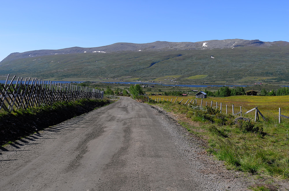 Ned til Pyttingen med Gilafjellet bak