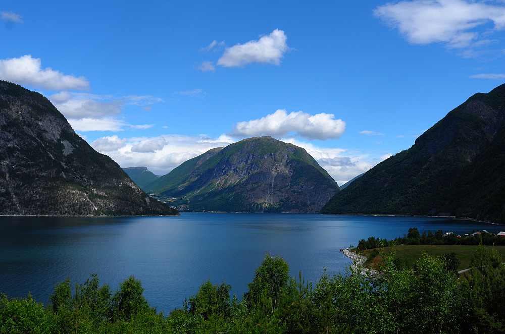 Årdalsfjorden med Skorsfjellet bak
