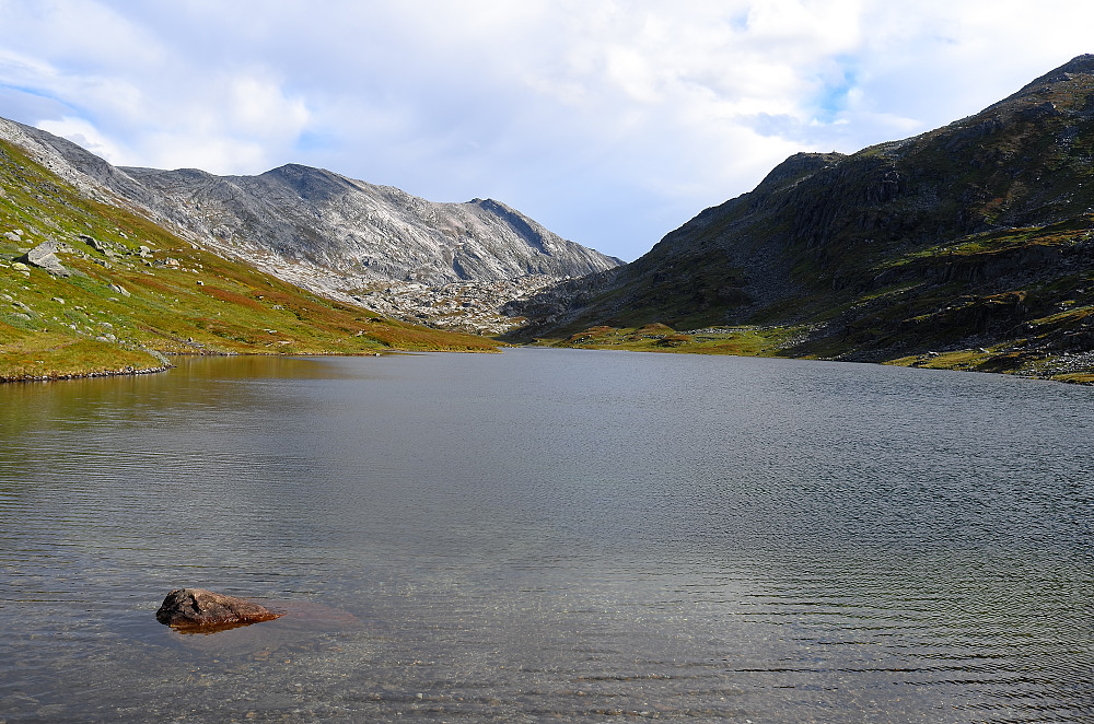 Naustådalsvatnet med Salen bak