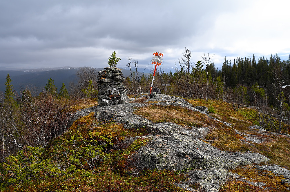 Nonhaugen 708 er 1.5 meter lavere enn Søndre Nonhaugen (Storslettåsen) 709.8 til høyre i bildet.