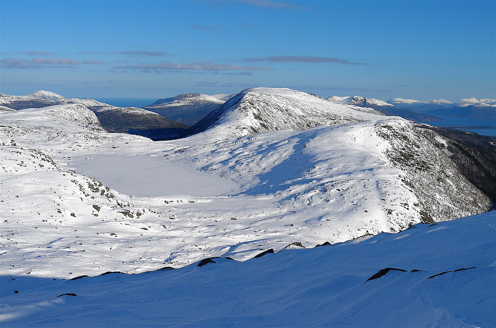 Skjerdingvatnet. Lengst bak Grøtfjellet