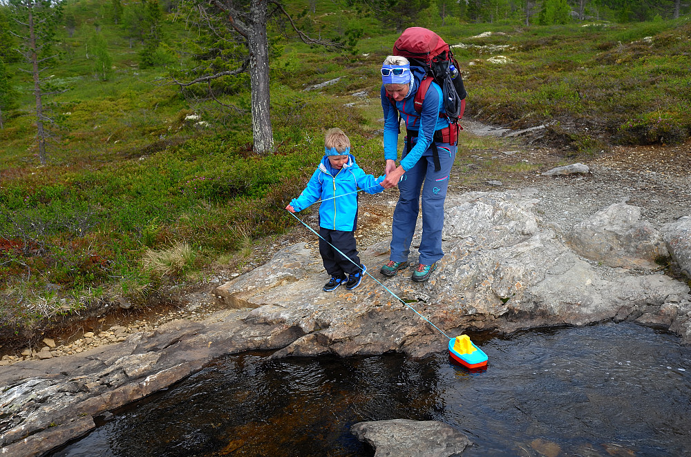 Vinjar og Lise teste båten
