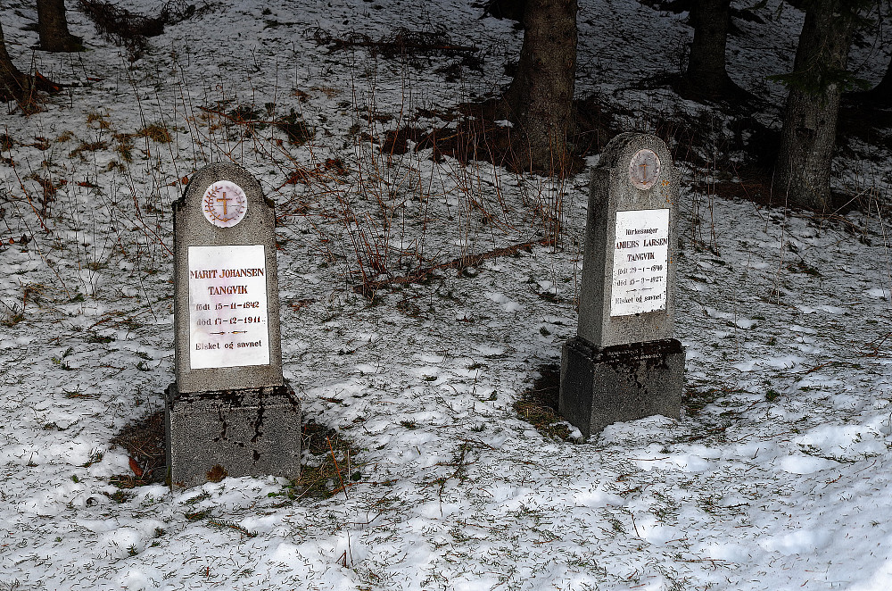 To gravstøtter