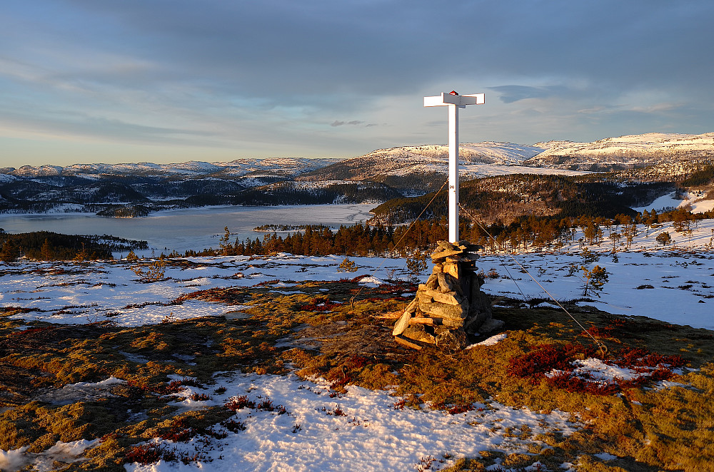 Fra Valheia sees Hestgrovheia og innsjøen Øyangen.