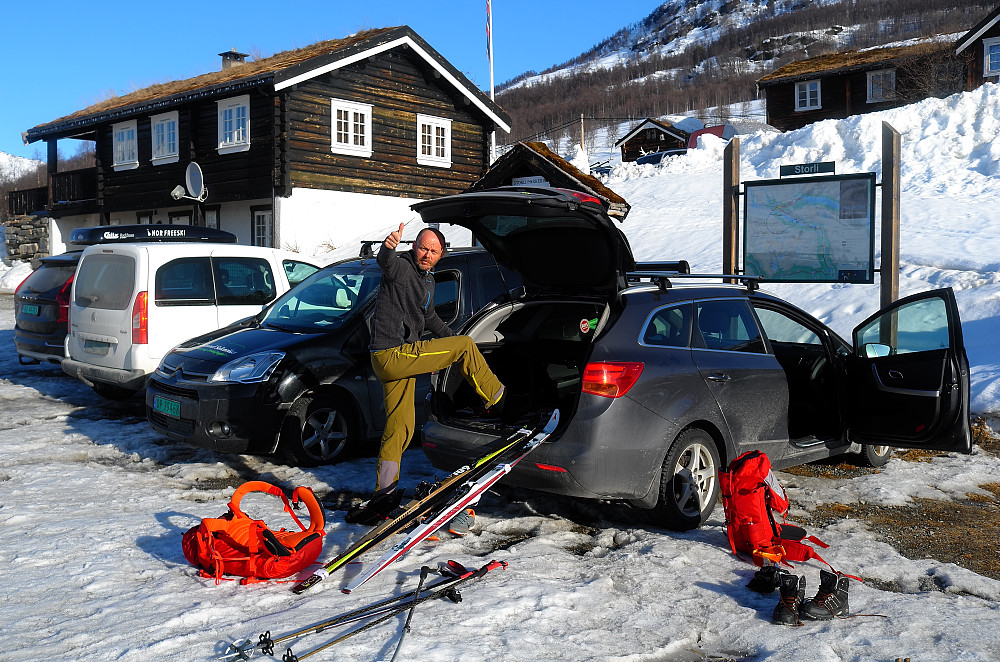 Parkering Storlia, start i 9-tida. Hardt og lett å gå opp lia tidleg på føremiddagen. Betydeleg verre på returen, då det var sløshgjennomslag.