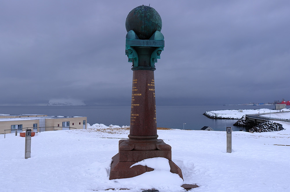 Kong Oscar II fikk reist støtten i 1854 til minne om den første internasjonale målingen av jordens form og størrelse.