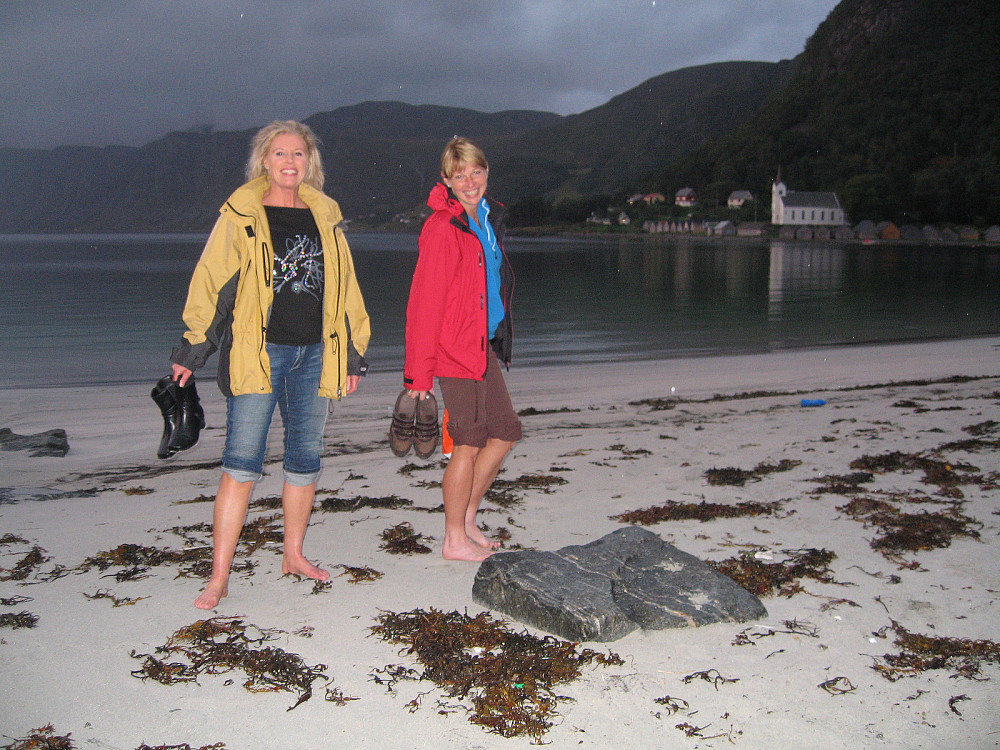 Heidi og Inger Lise tester vannet