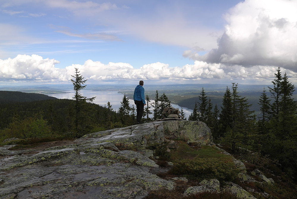 Utsikt mot Mjøsa og Helgøya