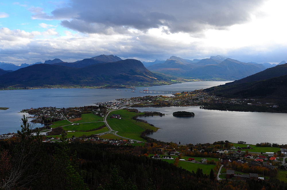 Mot Vestnes og Tresfjordbrua som er ferdig høsten 2015