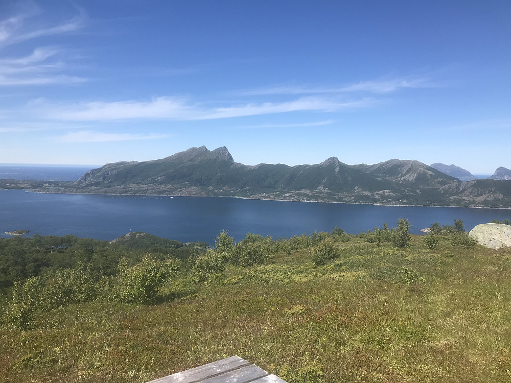Meløytinden i bakgrunn.