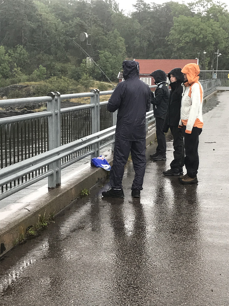 Fisking på broen ved hytta.