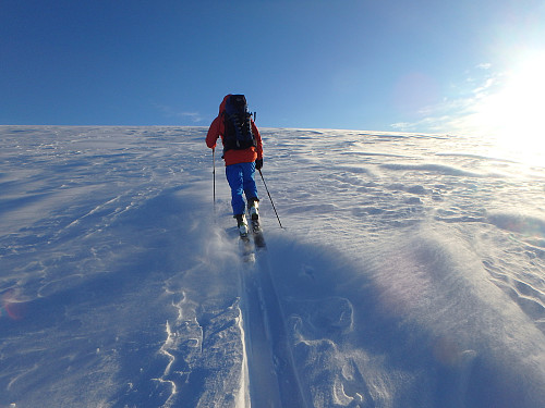 Arnt Owe på veg mot Kvannfjellet, sol og vind i fjellet.
