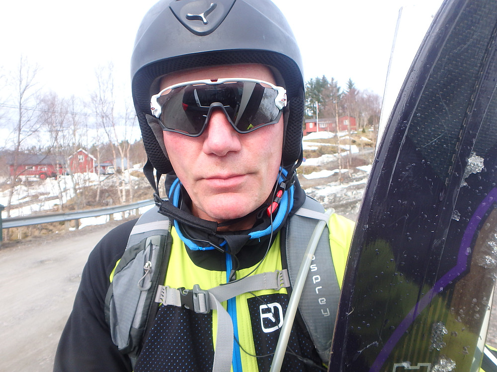 Vel nede ved bilen. Tror snart det siste gang det er mulig å gå på ski bilen til Kvannfjellet. Snøen smelter raskt i lavlandet.