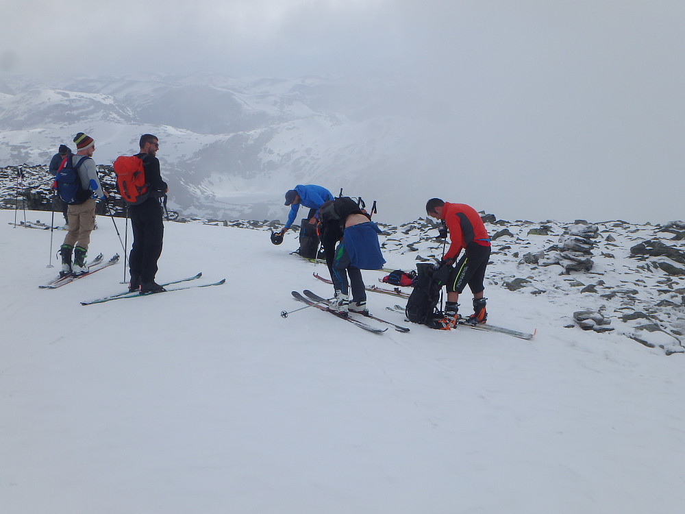 Alnestinden. Gutta gjør klar for å kjøre på ski ned. Lang nedkjøring og snø helt til bilen. Der var HP med vondt kne, han måtte bryte tidlig på turen.