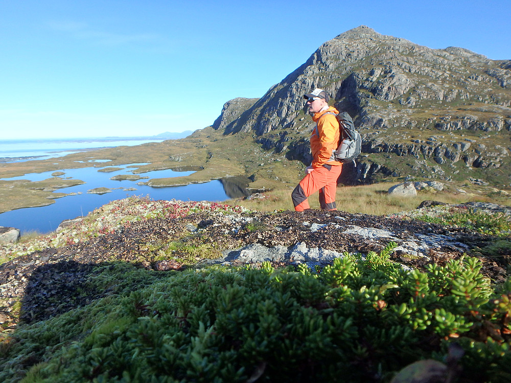 Bløkallen i bakgrunnen. Det ligger flotte vann oppi området her. 