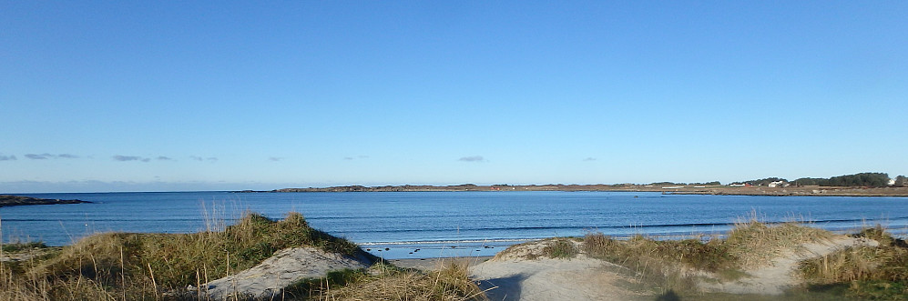 Stille sjø på Farstadstranda i dag.
