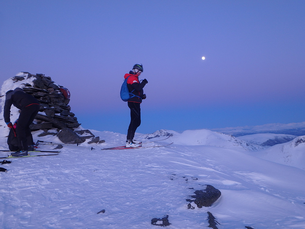 Magisk på Kvannfjellet i dagen, månen og solnedgang på samme tid.