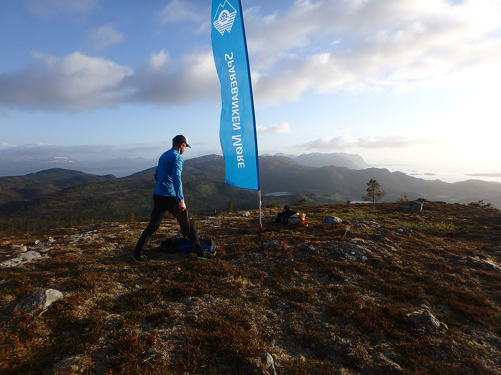 Flagg 2. Dette er profft og her skal folk ikke løpe seg bort. Dette er høyden på Ultra løpa før de kommer ned i dalen retning Åndal.