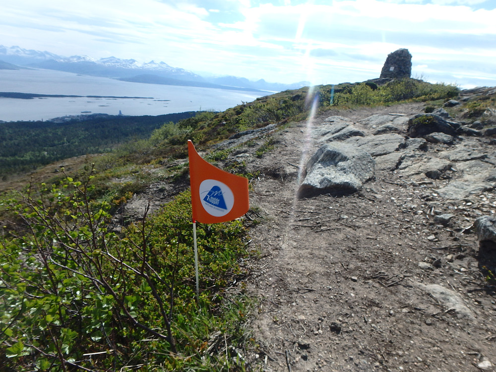 Det ble mange flagg å tape opp igjen på nytt.