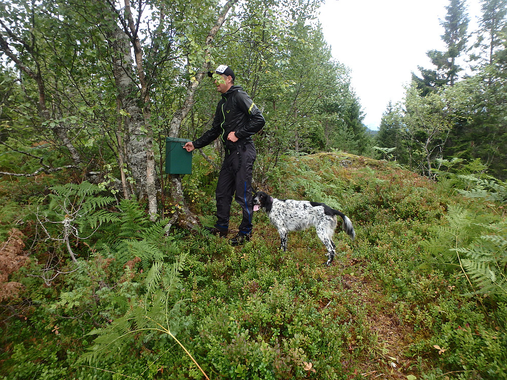 Arnt Owe skal skrive oss inn i boka.
