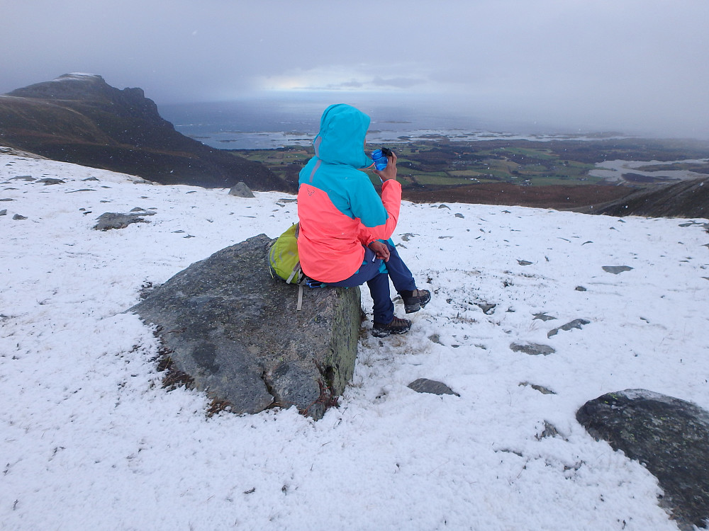 Snøen hadde kommet på ryggen også.