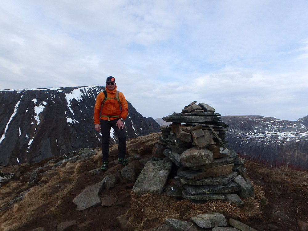 Høgheia med Talstadhesten i bakgrunnen. Første dag med skyer i påsken!