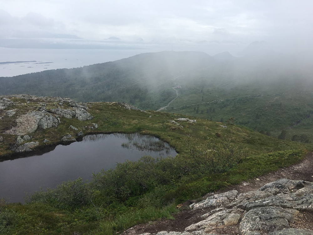 Skihytta inne i tåka.
