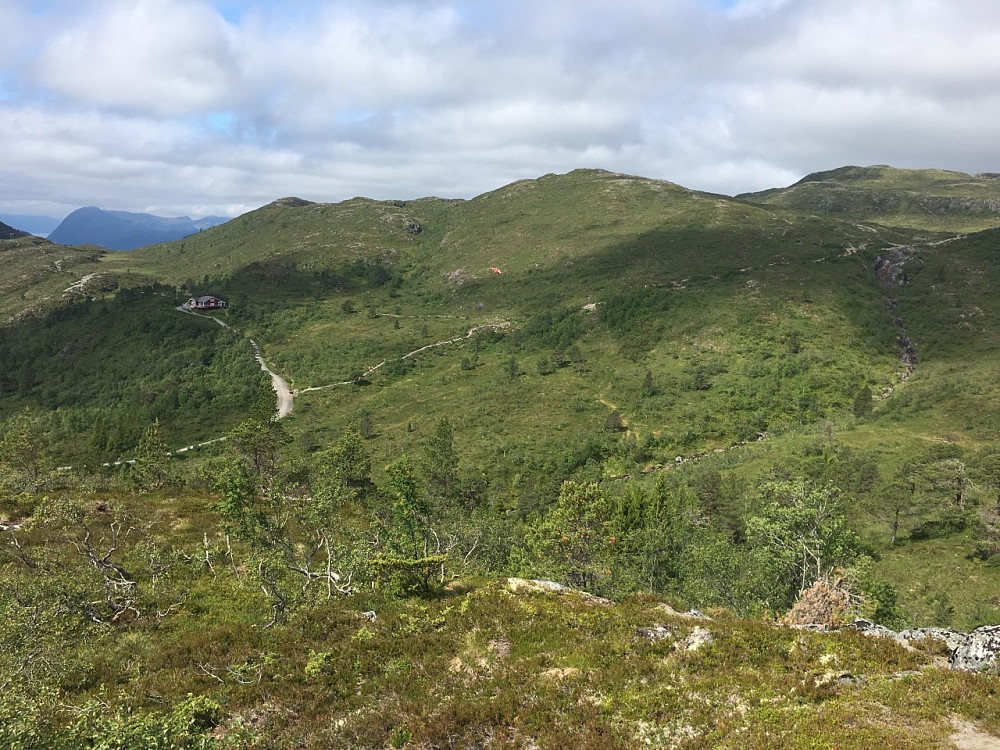 Nord helikopter i sving med å fly inn stein på stien mellom Skyhytta og Varden.
